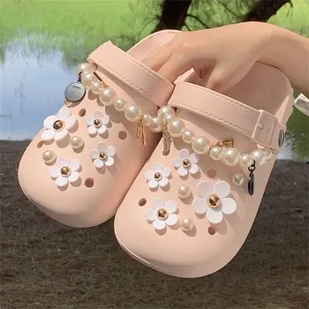 Yeni En Çok Satan Ayakkabı Croc Takılar Koymak için Hazır Beyaz Papatya Ayçiçeği Kombinasyonu Takım Elbise ayakkabı tokası Kız Ayakkabı Aksesuarları