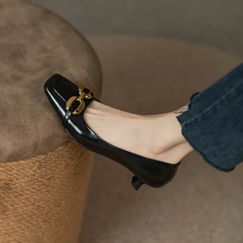 Retro Bayanlar Pompaları Kare Kafa Metal Toka kadın tek ayakkabı 2022 Yeni Moda Kedi Topuk Sığ Ağız Kadın Orta Topuklu Ayakkabılar