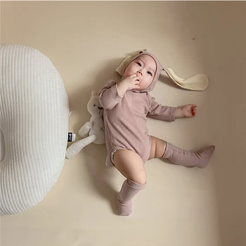 Yeni Yenidoğan Giyim İlkbahar Sonbahar Karikatür Uzun Kollu Bebek Tek Parça Giyim + Tavşan Kulak Şapka + Orta Tüp Çorap 3 Parçalı Set